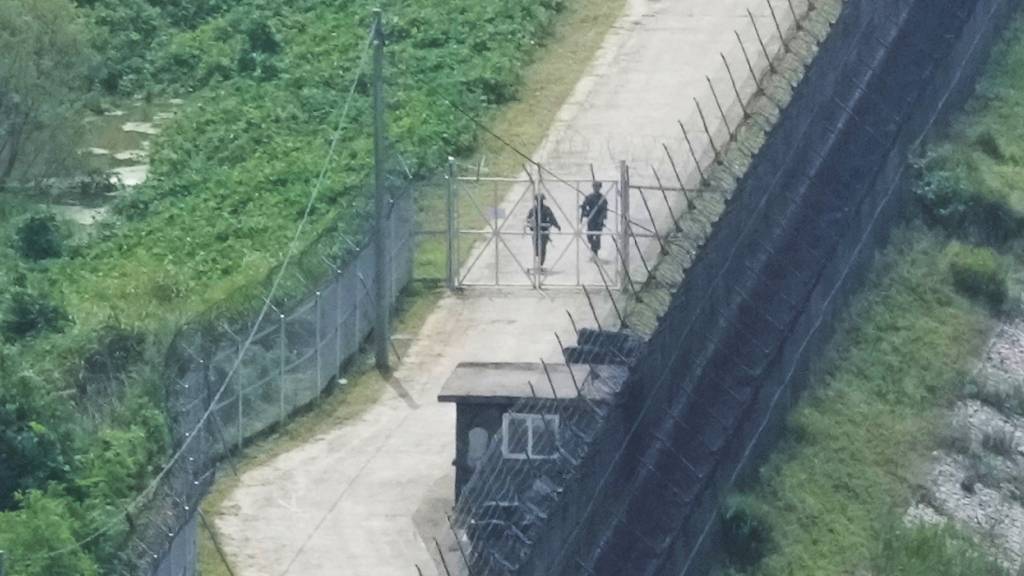 ARCHIV - Soldaten der südkoreanischen Armee patrouillieren entlang des Stacheldrahtzauns in Paju, Südkorea, nahe der Grenze zu Nordkorea. Südkorea teilte am Freitag mit, dass ein Nordkoreaner die Grenze überquert habe. Foto: Ahn Young-joon/AP/dpa