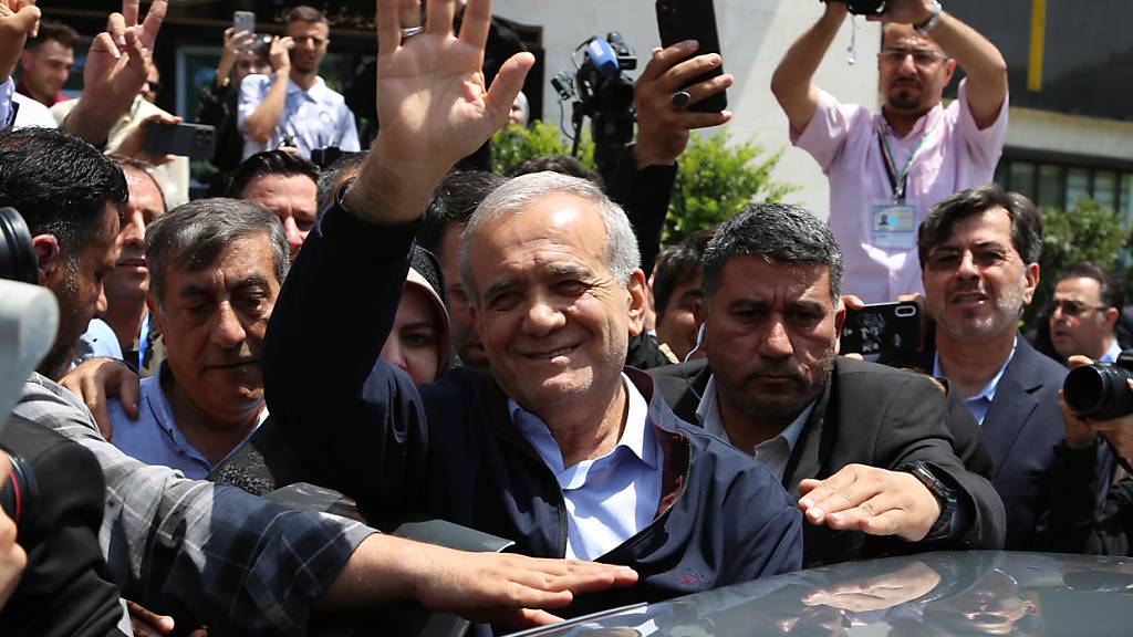 Massud Peseschkian (M) hat den Hardliner Said Dschalili hinter sich gelassen. Foto: Rouzbeh Fouladi/ZUMA Press Wire/dpa