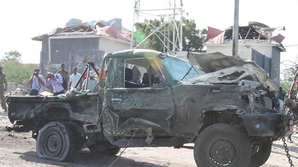 Der beim Angriff in Mogadischu zerstörte Wagen.