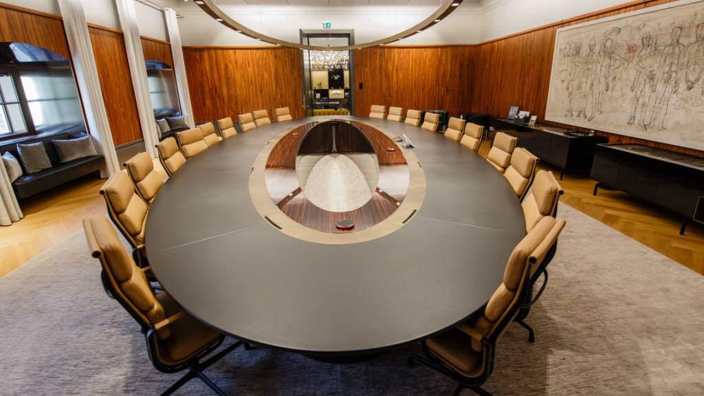 Auch der „Präsidententisch“ am Firmensitz der Signa-Holding im Wiener Palais Harrach wird versteigert. (Bild Aurena.at)