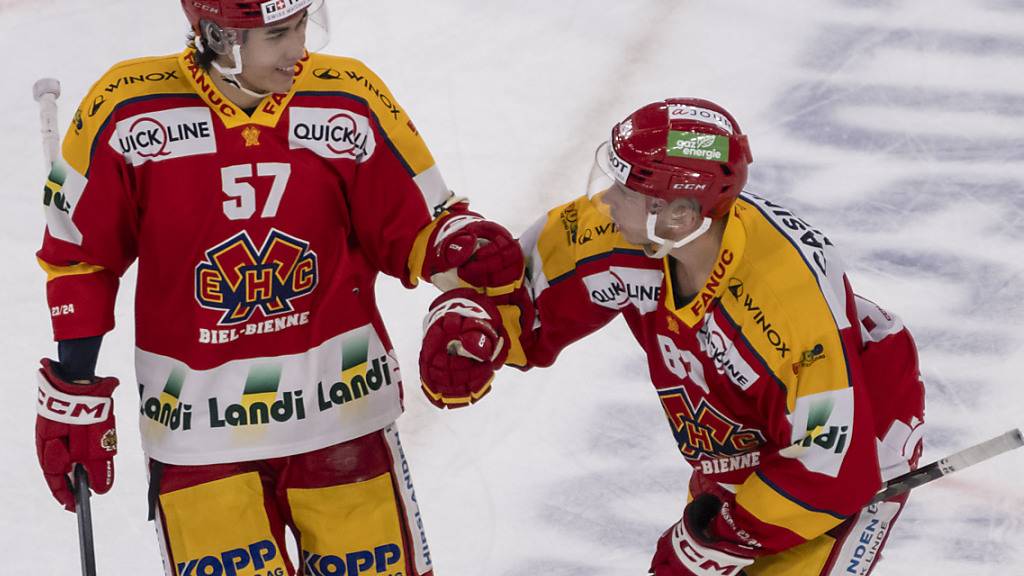 Endlich wieder Grund zum Jubeln: Tino Kessler (re., mit Liekit Reichle) schoss den EHC Biel in der Verlängerung zum ersten Sieg nach sechs Niederlagen