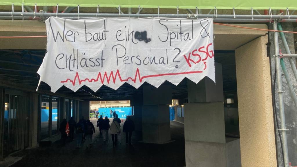 Auf dem Areal des von einem grösseren Umbau betroffenen St. Galler Kantonsspitals fand letzte Woche eine erste Protestaktion der Mitarbeiterinnen und Mitarbeiter statt. (Archivbild)