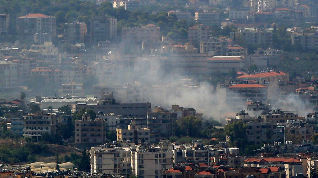 Der Rauch eines israelischen Luftangriffs steigt zwischen den Wohnungen in Shwaifat, einem südlichen Vorort von Beirut, einer Hochburg der pro-iranischen Hisbollah, auf. Foto: Marwan Naamani/dpa