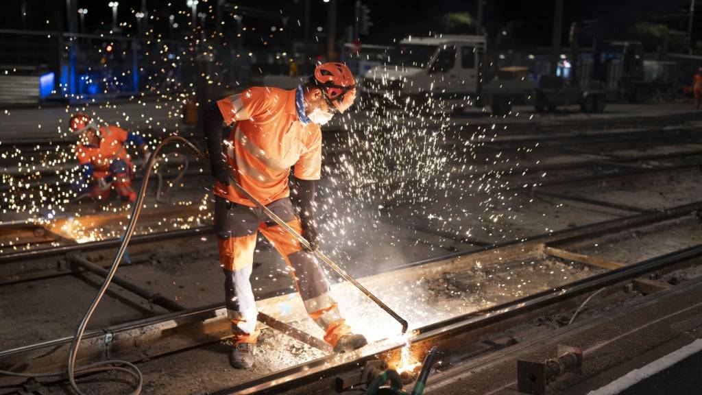 Bauarbeiter schneiden die alten Tramgleise beim Zürcher Hauptbahnhof auf. Bis am 31. Juli ist der Verkehr rund um den HB stark eingeschränkt.