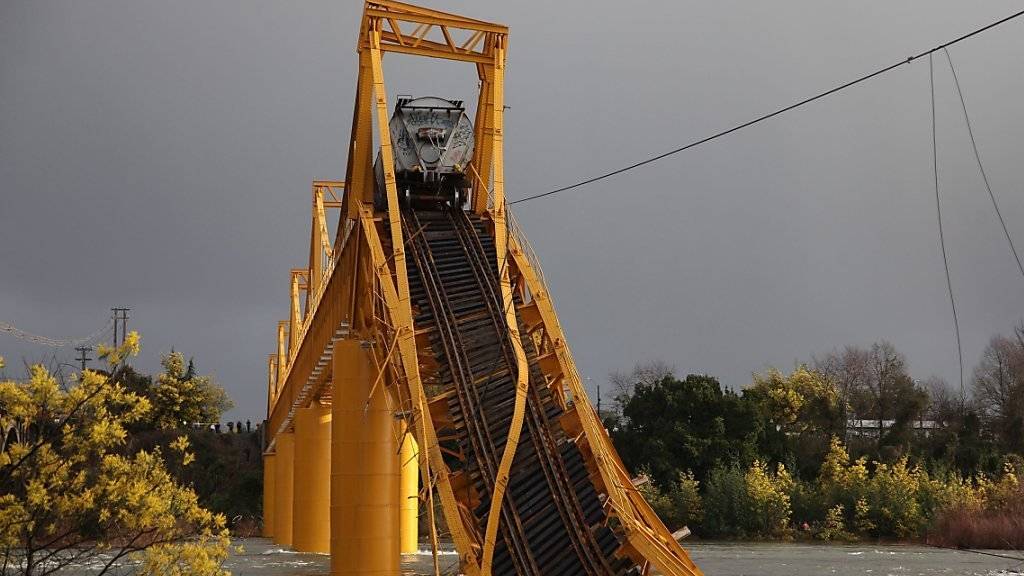 Die Eisenbahnbrücke über den Fluss Tolten in Chile ist eingestürzt.