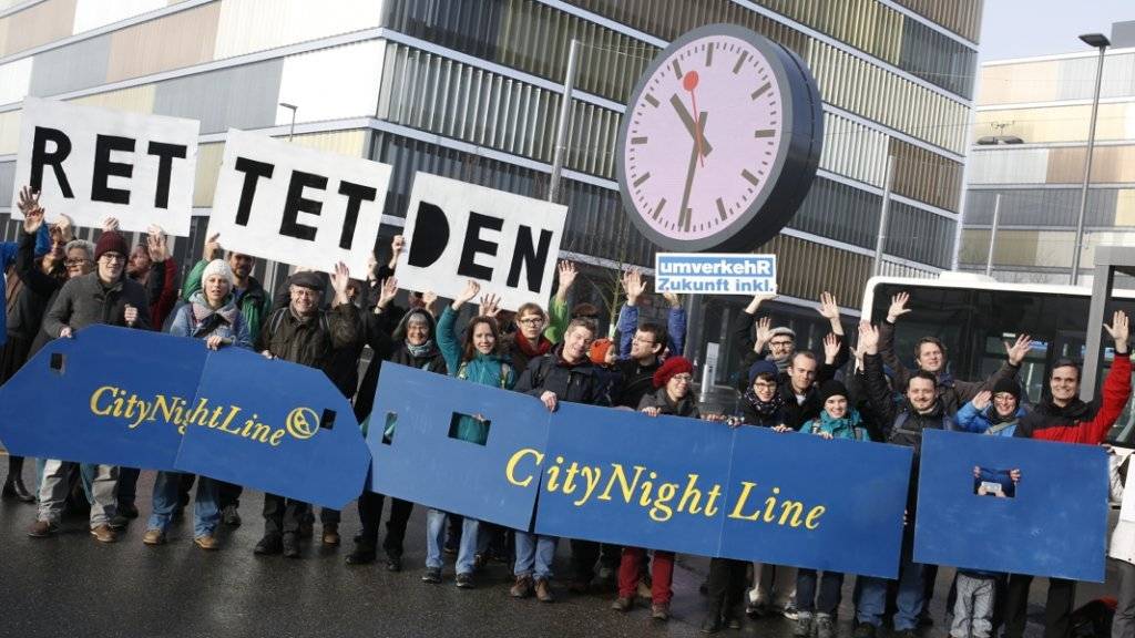 Spontandemo am Donnerstag vor dem SBB Hauptgebäude in Bern von Aktivisten des Vereins UmverkehR, der die Nachtzüge retten will.