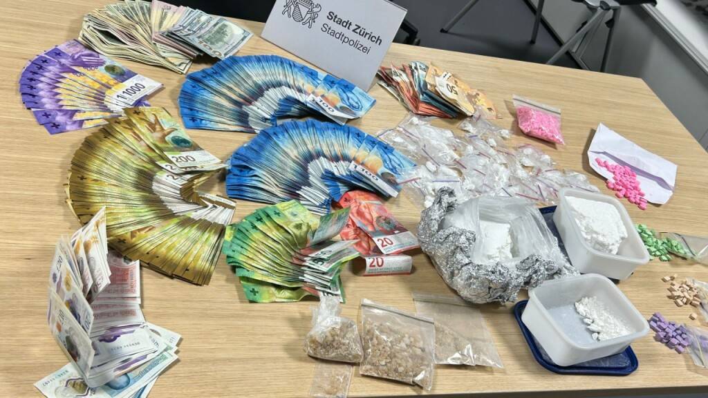 Am Wohnort des verhafteten Dealers beschlagnahmten die Fahnder ein ganzes Arsenal verschiedener Drogen sowie Bargeld in verschiedenen Währungen.
