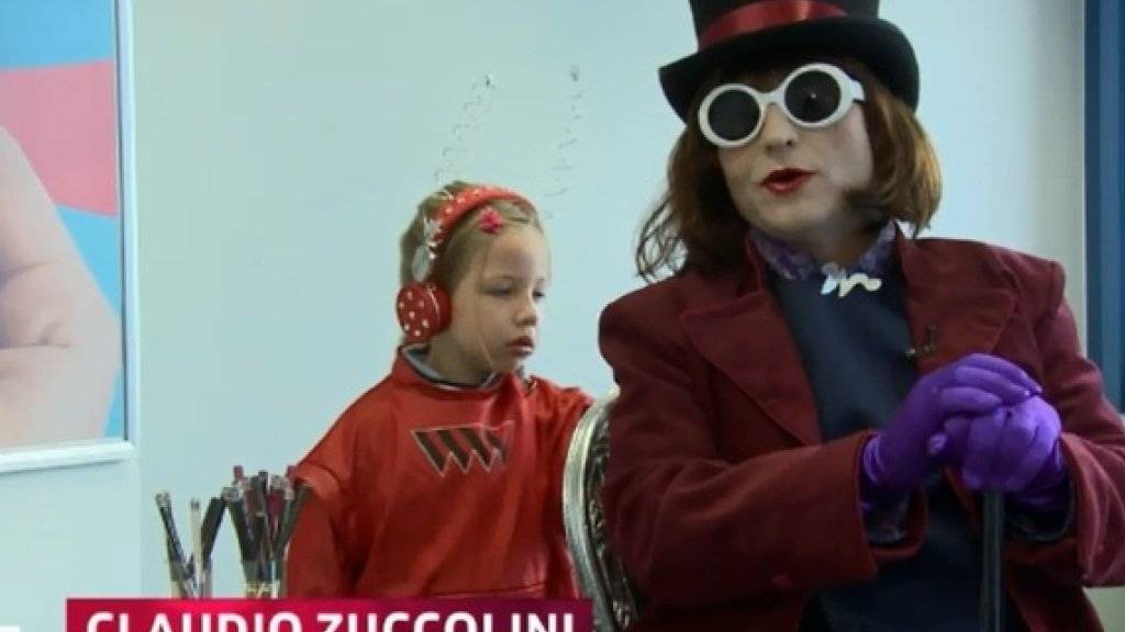 Claudio Zuccolini als Willy Wonka und seine Tochter Lilly als seine Mitarbeiterin (Screenshot SRF).