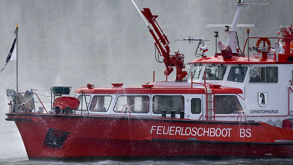 Eine Wassershow des Basler Feuerlöschboots St. Christophorus machte den Auftakt zu den Basler Bundesfeiern am Rhein (Archivbild).