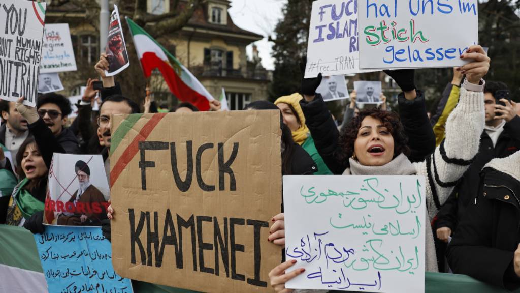 In Bern protestieren rund 200 gegen das iranische Regime