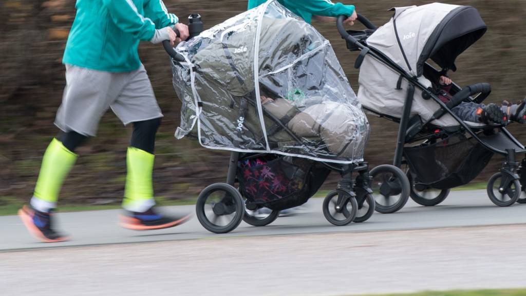 Eltern, die mit dem Kinderwagen joggen, verletzen sich deutlich seltener als Läufer ohne Wagen. Eine Studie zeigt: Hinter diesem Schutzeffekt stecken verschiedene Gründe. (Archivbild)