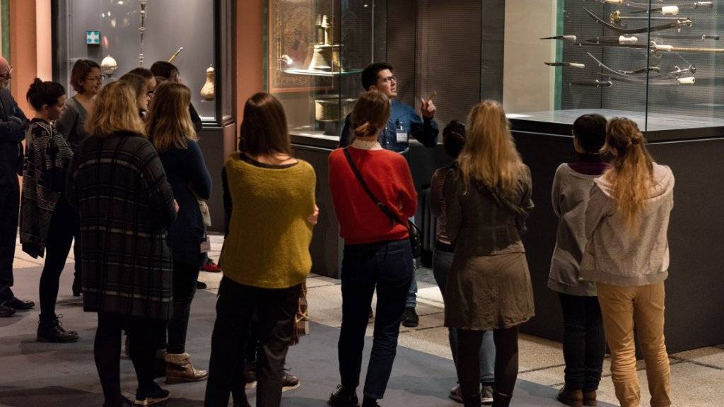 Multaka: Menschen mit Fluchthintergrund laden auf Spaziergängen durch das Bernische Historische Museum dazu ein, Objekte anders zu betrachten, neue Perspektiven zu gewinnen und Gegenwartsbezüge zu knüpfen.