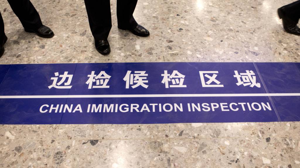 ARCHIV - Ein Schild mit der Aufschrift «China Immigration Inspection» wird am Boden im West Kowloon Bahnhof im Hong Kong Port Area angezeigt, wo sich das Terminal für die Guangzhou-Shenzhen-Hong Kong Express Rail Link (XRL) in Hongkong befindet. Foto: Giulia Marchi/Pool Bloomberg/AP/dpa