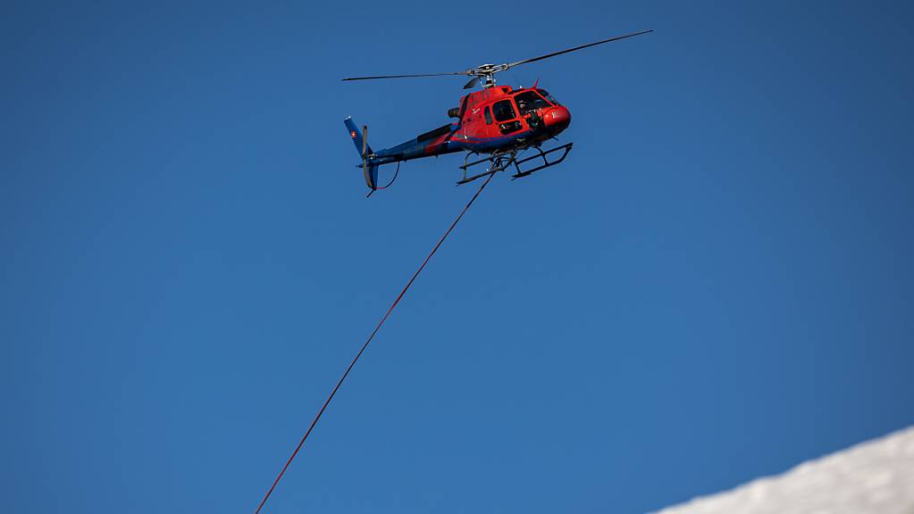 Starker Nordwind verhinderte am Montag den Einsatz der Löschhelikopter am Monte Gambarogno.
