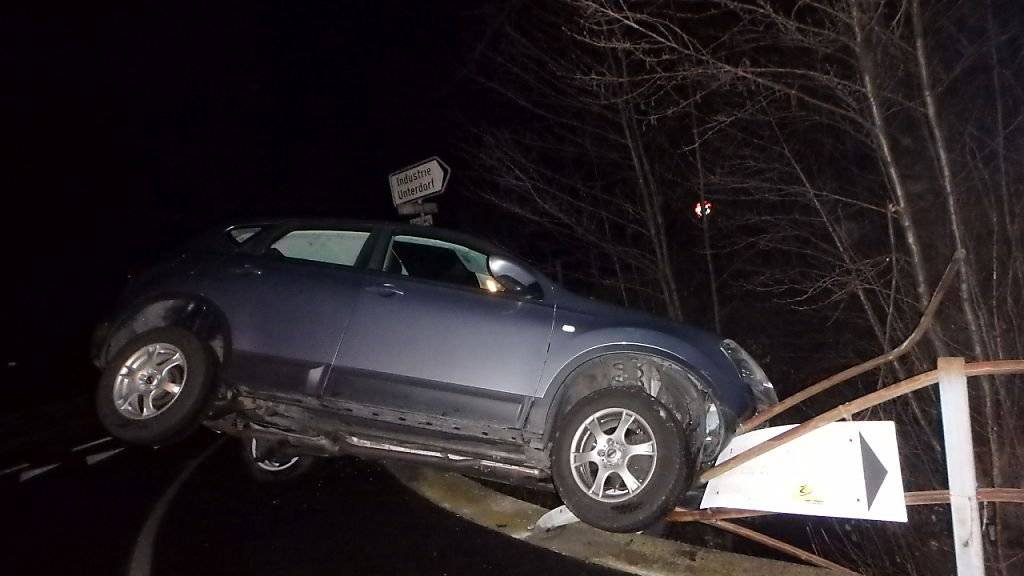 Ende der Blaufahrt: Das Auto einer 20-jährigen Schweizerin blieb am Brückengeländer hängen.