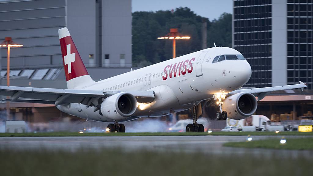 Bei der Swiss stehen wegen Triebwerksproblemen derzeit drei Flugzeuge vom Typ A320 am Boden. Wegen Wartungsarbeiten wird die Fluggesellschaft in den kommenden Monaten laut dem Swiss-Betriebschef aber insgesamt auf acht dieser Flugzeuge verzichten müssen. (Archivbild)