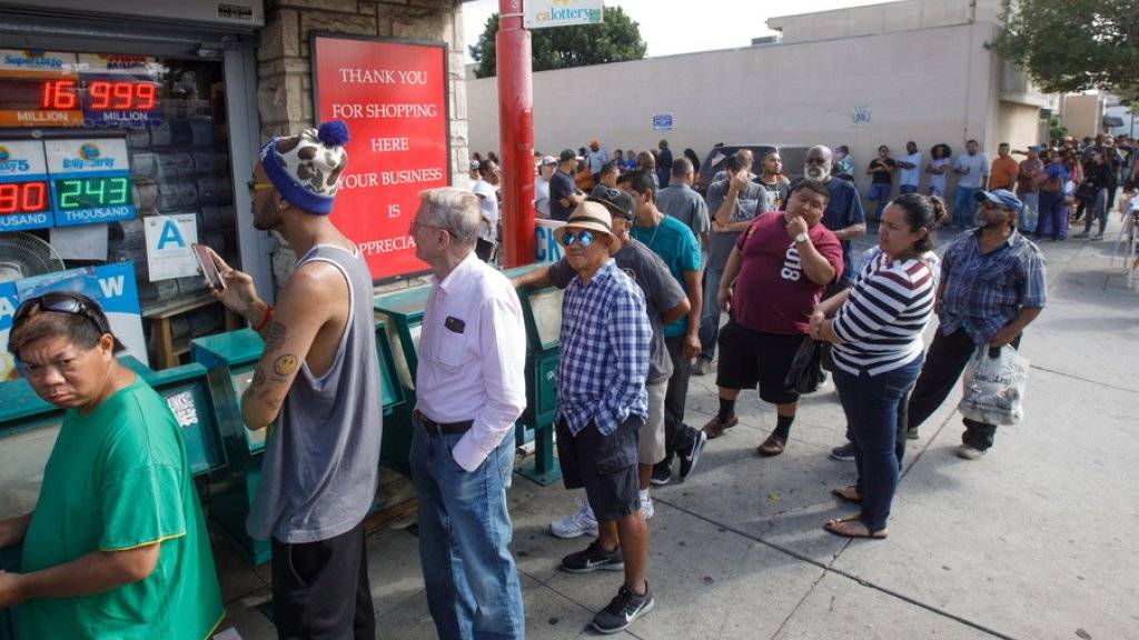 Lottospieler stehen Schlange am Dienstag in Hawthorne, Kalifornien.