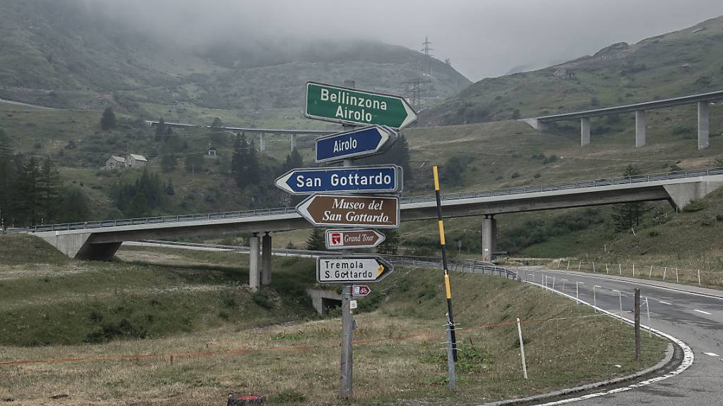 Auf der Gotthardpassstrasse sind am späten Donnerstagabend zwei Autos frontal zusammengestossen. Sechs Personen mussten ins Spital eingeliefert werden. (Symbolbild)