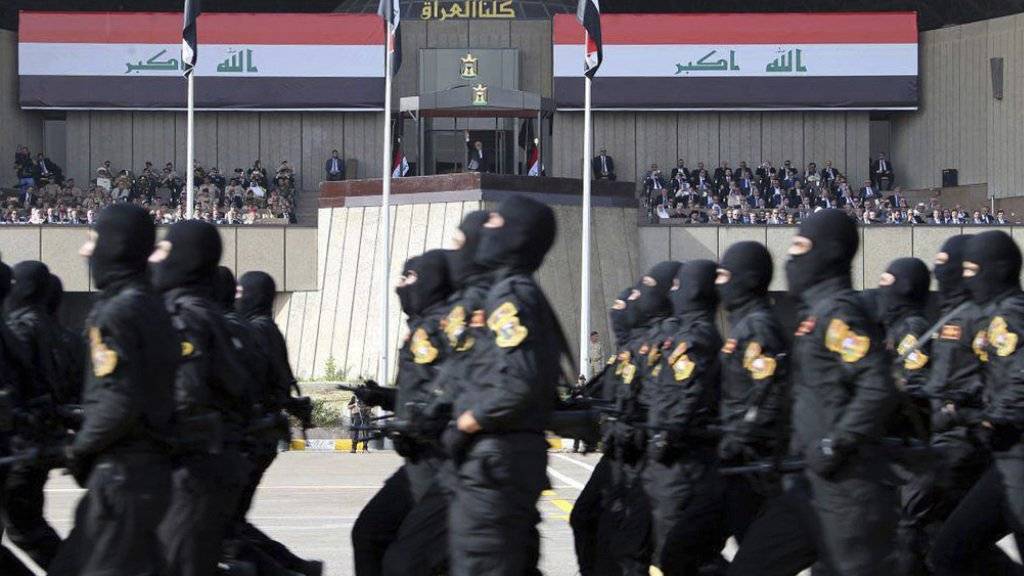 Soldaten schreiten vor den Augen von Ministerpräsident Haidar al-Abadi durch die Strassen Bagdads.