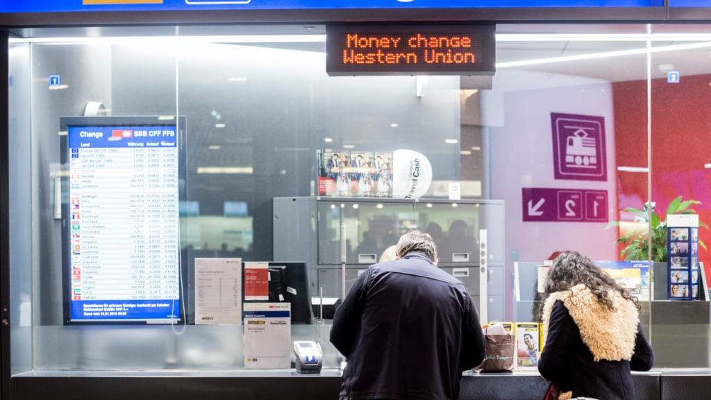 Der Dollar verliert zu Franken und Euro immer mehr an Wert. (Archivbild)