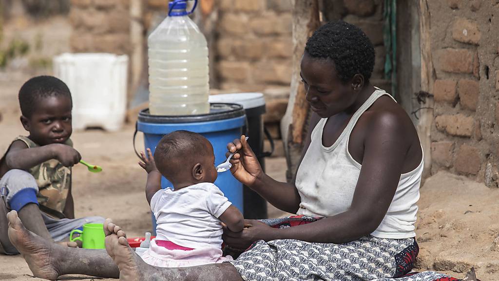ARCHIV - Kinder essen Brei, der in einem Ernährungszentrum zubereitet worden ist. Foto: Aaron Ufumeli/AP/dpa