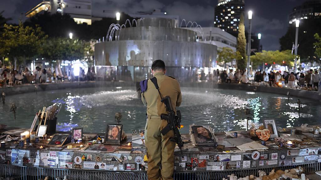 dpatopbilder - Ein israelischer Soldat erweist den Opfern des Hamas-Angriffs vom 7. Oktober an einer Gedenkstätte in Tel Aviv die Ehre. Foto: Oded Balilty/AP/dpa