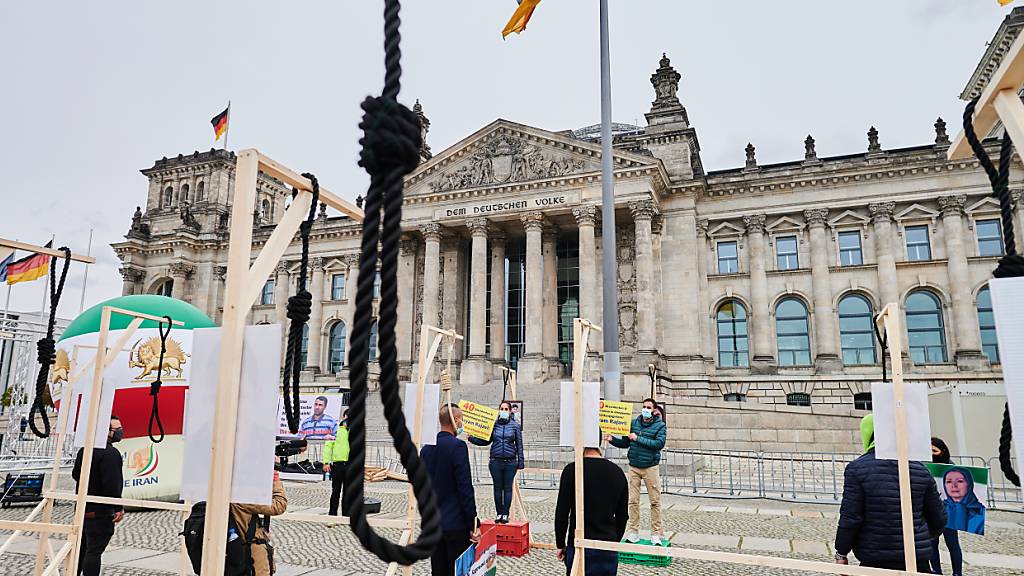 ARCHIV - Demonstranten stehen mit symbolischen Galgen vor dem Reichstag und demonstrieren gegen Hinrichtungen und die Todesstrafe im Iran. Foto: Annette Riedl/dpa