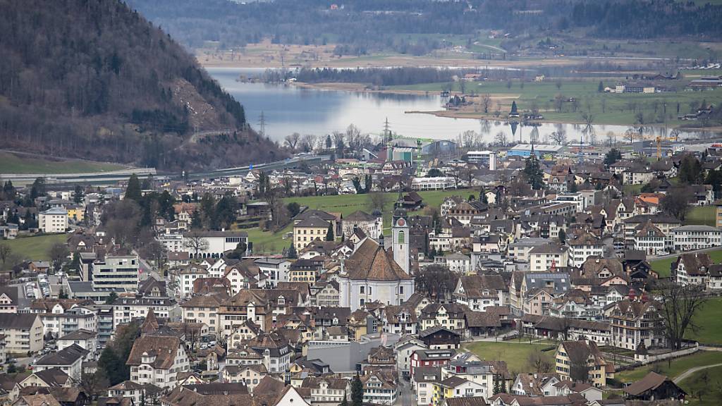 Der Bezirk Schwyz mit der gleichnamigen Gemeinde hat im vergangenen Jahr mehr Geld eingenommen als ausgegeben. (Archivbild)