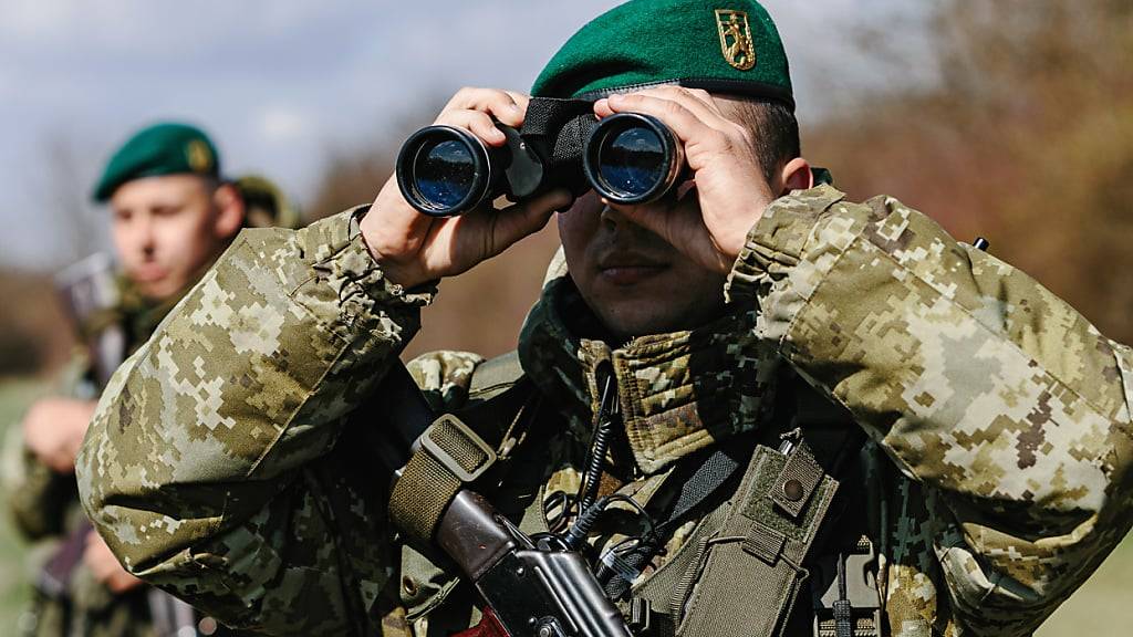 ARCHIV - Ein Soldat der Grenzschutzeinheit Kosyno sucht mit einem Fernglas die Umgebung ab. Foto: -/Ukrinform/dpa