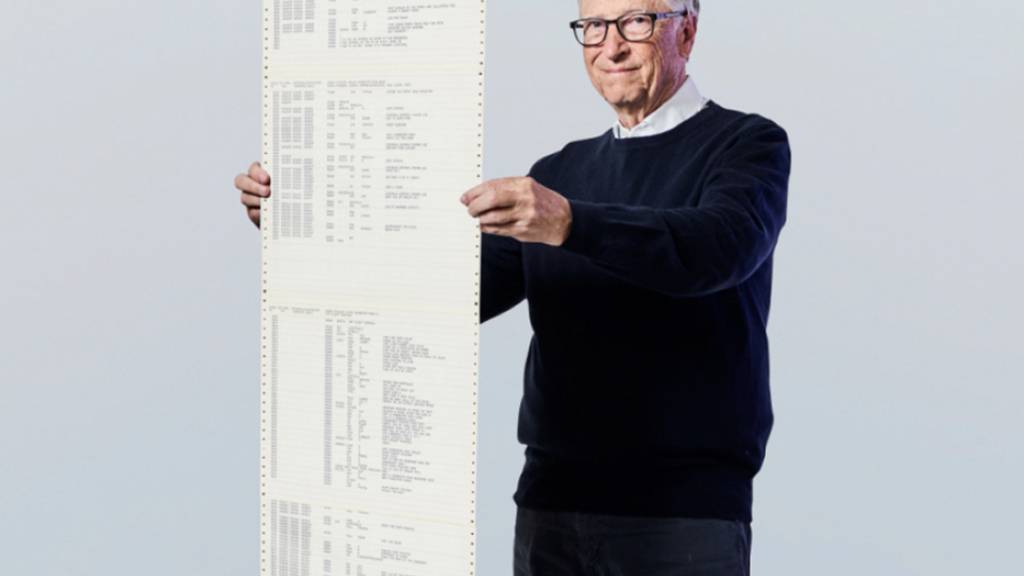 Microsoft-Gründer Bill Gates mit einem Ausdruck des Computer-Codes, der den Softwarehersteller im April 1975 ins Leben rief. (Archivbild)
