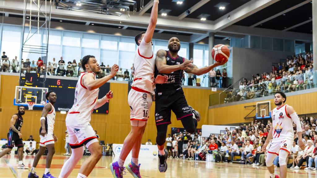 Fribourgs Antonio Ballard (in schwarz) lässt sich vom Genfer Omar Ali nicht stoppen