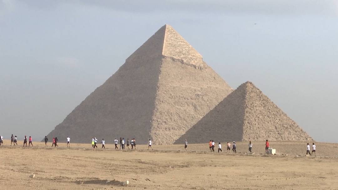 4000 Läufer rennen um die Pyramiden von Gizeh: Der Halbmarathon soll Touristen zurück ins Land ...