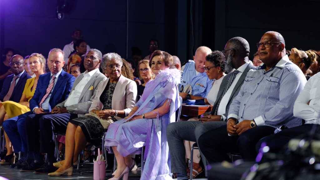 Alexandra van Huffelen (M,4.v.r)), ehemalige Staatssekretärin für Finanzen der Niederlande, sitzt im Publikum während die niederländischen Regierung ein Rehabilitierungsdekret für den Curacao-Helden Tula erlassen hat. Foto: Ramsay Soemanta/ANP/dpa