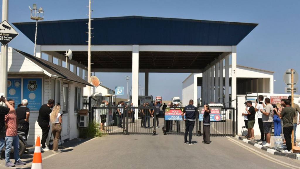 Menschen versammeln sich vor dem Hafen von Kyrenia im türkisch besetzten Norden Zyperns, nachdem eine Fähre vor der Nordküste der Insel gekentert war. Foto: Uncredited/AP/dpa