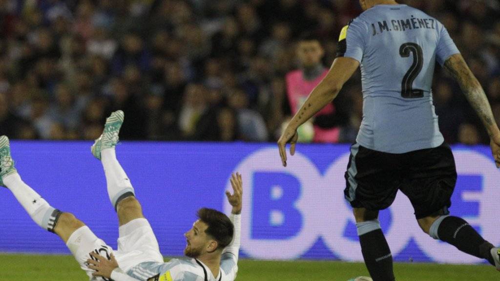 Der Argentinier Lionel Messi scheitert an der Abwehr von Urugay.