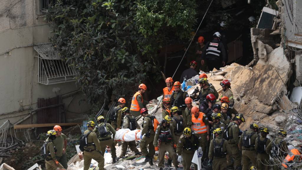 Israelische Such- und Rettungskräfte arbeiten an einem Wohnhaus, das durch einen iranischen Angriff zerstört wurde. Foto: Oren Ziv/dpa