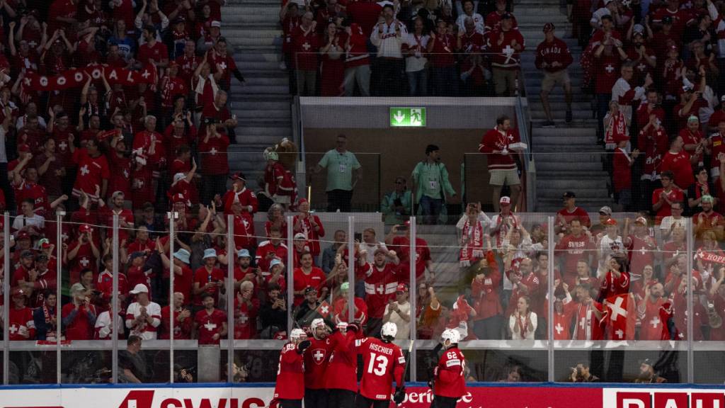 Ein weiteres Festspiel im Eishockey-Tempel in Zürich: Die Schweizer lassen sich nach dem erneuten Finaleinzug von den Fans feiern