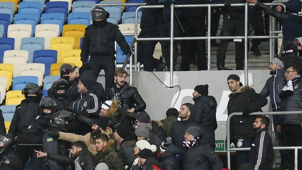 Auch im Olympiastadion in Kiew mussten die Sicherheitskräfte eingreifen