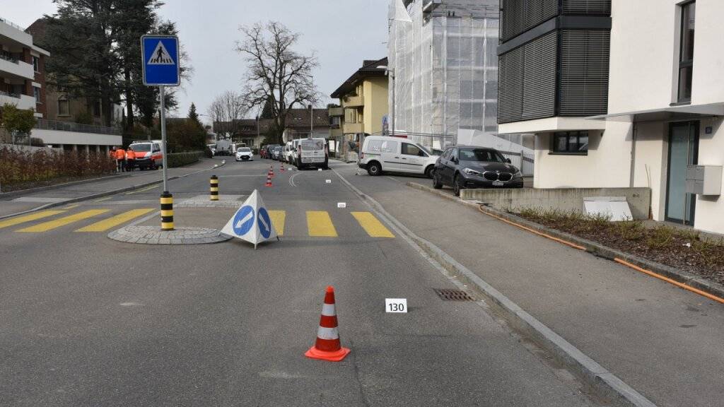 Ein Velofahrer hat sich am Freitagnachmittag bei der Kollision mit einem parkierten Auto verletzt.