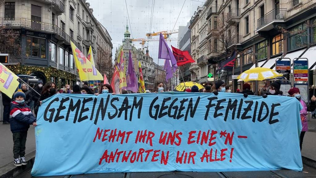 Man(n) tötet nicht aus Liebe: Über tausend Menschen an Femizid-Demo in Zürich