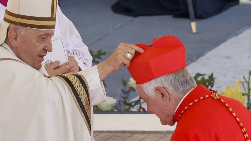 Der neu gewählte Kardinal Emil Paul Tscherrig aus dem Wallis erhielt am Samstag von Papst Franziskus das rote Birett als Kopfbedeckung.