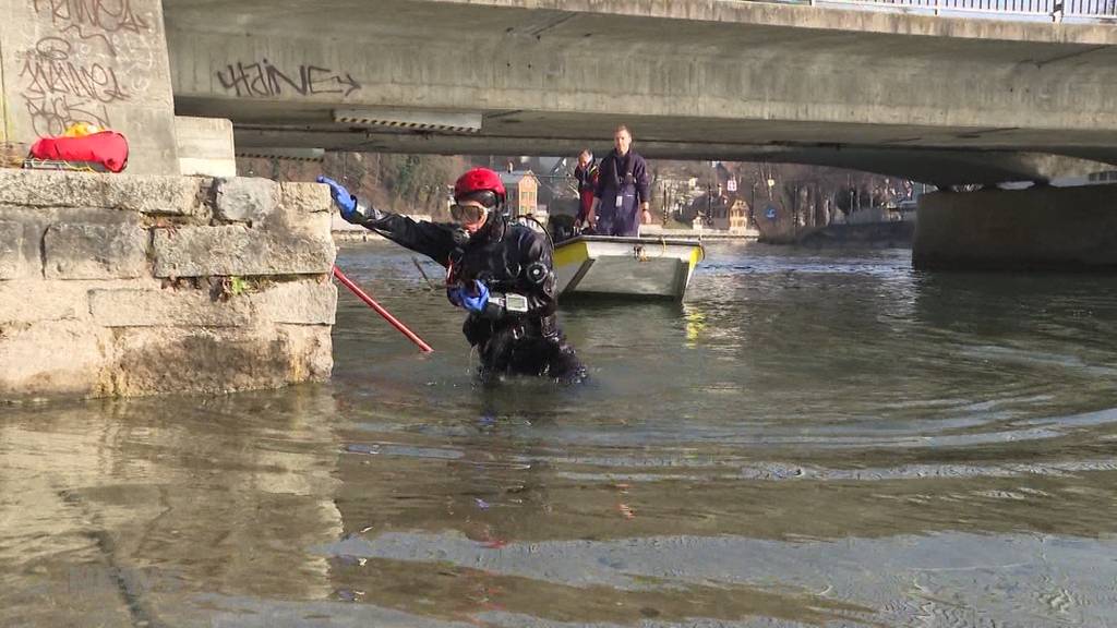 Taucher ziehen tonnenweise Müll aus der Aare