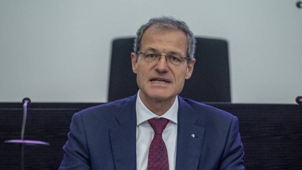 Der Luzerner Finanzdirektor Reto Wyss (Mitte) rechnet im Jahr 2026 mit OECD-Steuereinnahmen in der Höhe von 300 Millionen Franken. Bisherige Annahmen gingen von 400 Millionen Franken aus. (Archivbild)