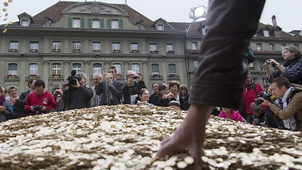 Mit 8 Millionen 5-Rappen-Stücken auf dem Bundesplatz in Bern warben die Initianten im Oktober 2013 für ihr Anliegen. (Archivbild)