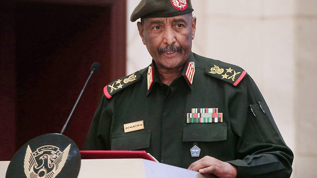 ARCHIV - Der Chef der sudanesischen Armee, General Abdel Fattah al-Burhan, hat einen Drohnenangriff überlebt. Foto: Marwan Ali/AP/dpa