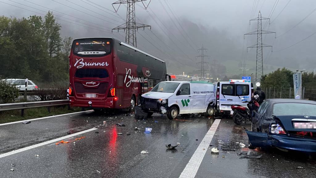 Die Kollision von einem Reisecar, zwei Lieferwagen, einem Personenwagen und einem Motorrad ging mit vier Leichtverletzten verhältnismässig glimpflich aus.