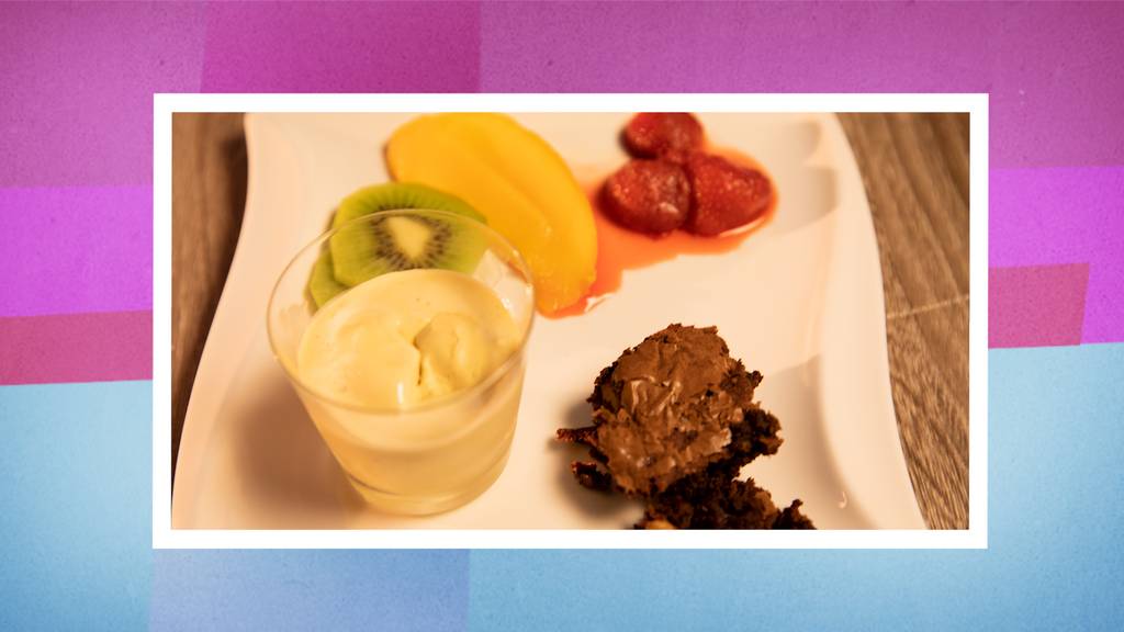 Das Dessert: Tonkabohnen-Glace und Brownie mit Früchtevariation