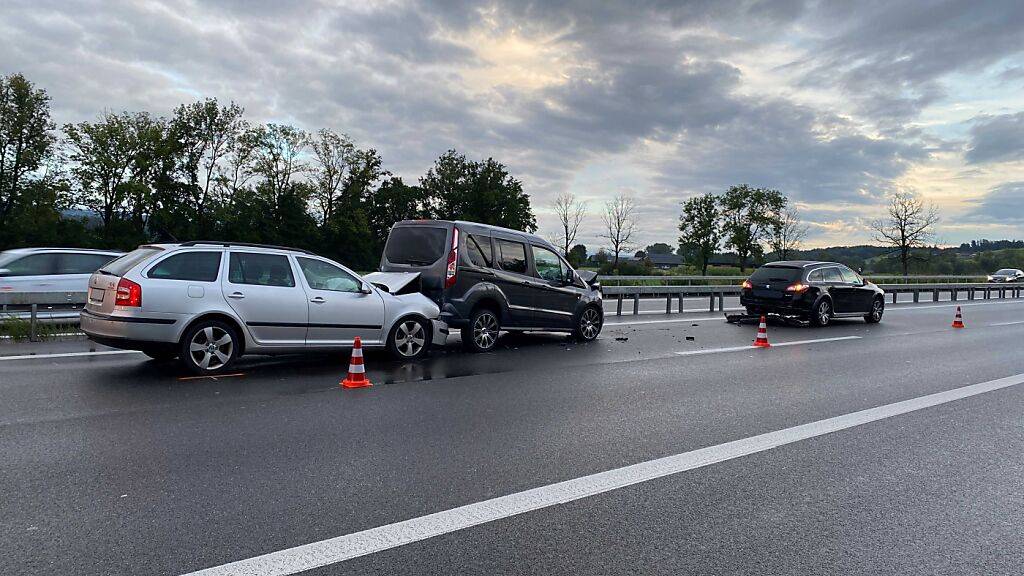 Frau verletzt sich bei Auffahrunfall auf Autobahn A14 in Dietwil AG