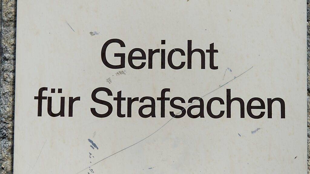 Das Basler Strafgericht hat am Donnerstag einen ehemaligen Hells Angel zu einer Freiheitsstrafe von fast 13 Jahren verurteilt. (Archivbild)