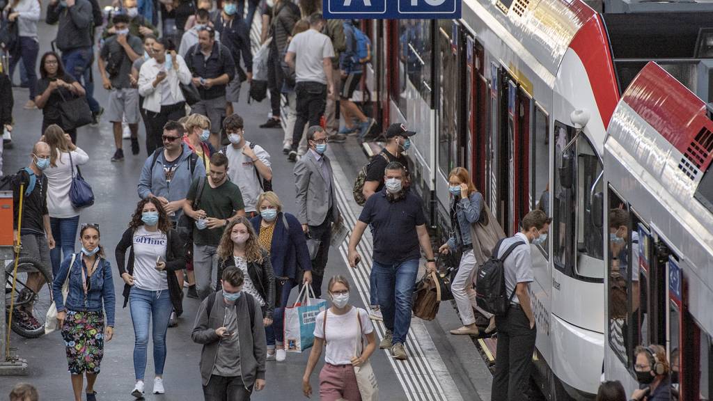 Die Zugsreisenden mit Schutzmasken verlassen einen Zug waehrend der Corona-Pandemie am Montag, 6. Juli 2020 im Bahnhof Luzern. Ab Montag, 6. Juli 2020, muessen schweizweit alle Passagiere in den oeffentlichen Verkehrsmitteln Schutzmasken gegen die Verbreitung des Coronavirus COVID-19 tragen.